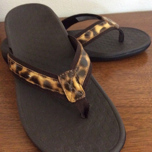 vionic leopard flip flop